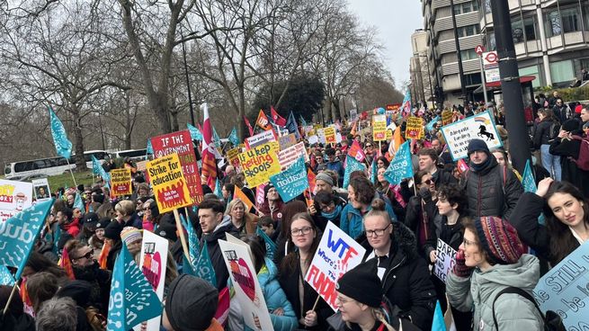  Masiva protesta paralizó otra vez al Reino Unido en reclamo de aumento salarial 
 