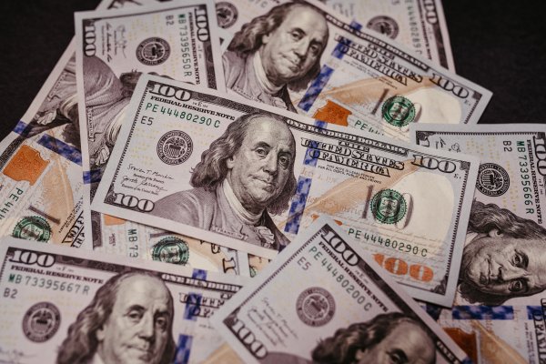 Dólar abre en baja y pierde los $820 a medida que el mercado global recupera los ánimos