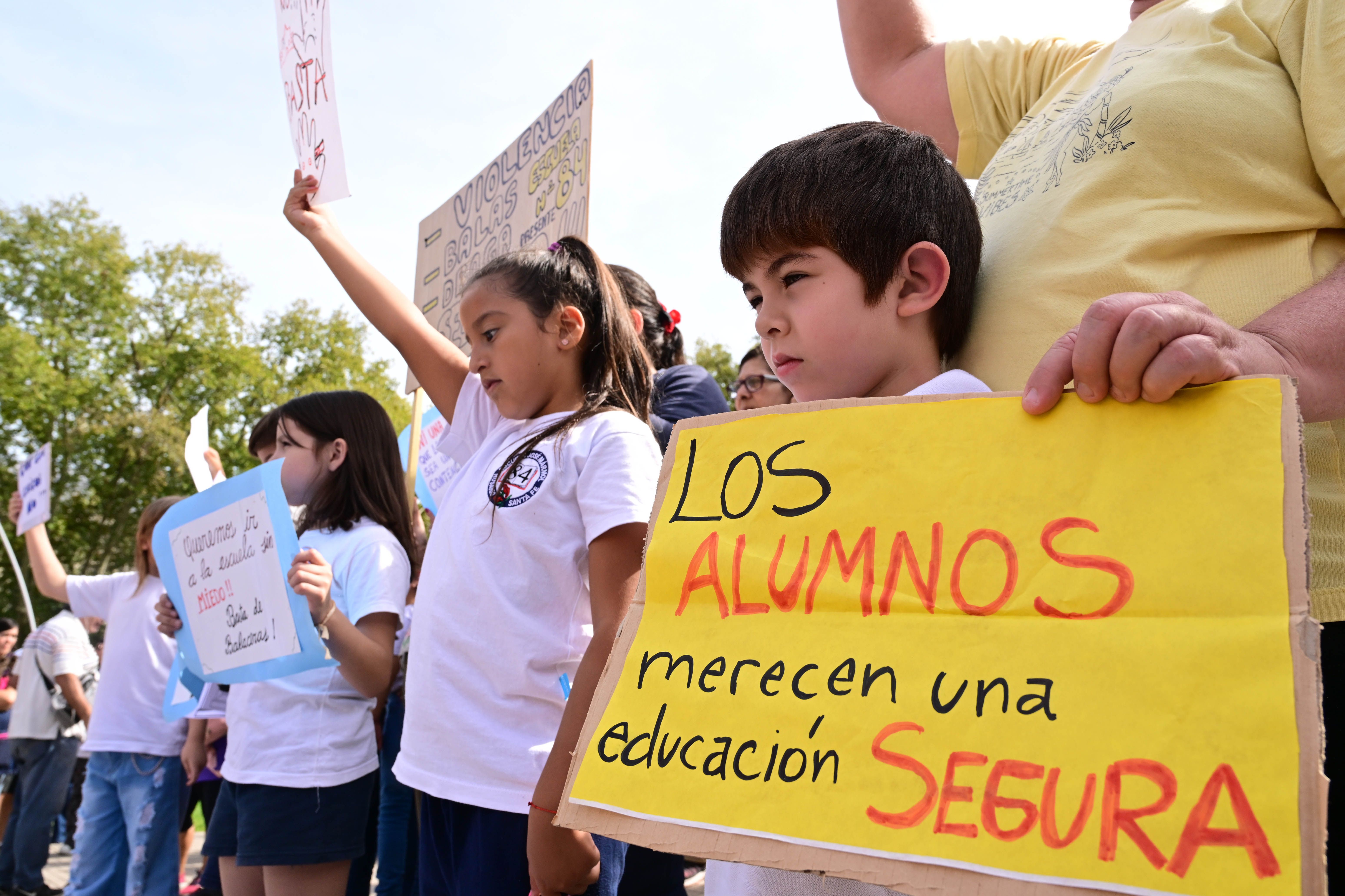  Manifestación en Rosario: la comunidad educativa pidió que cese la violencia narco
 