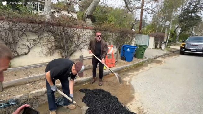  Schwarzenegger se cansó de un bache y lo arregló personalmente
 