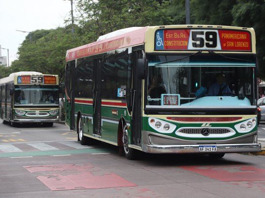  Un chofer y a una pasajera fueron heridos en dos robos a colectivos 
 